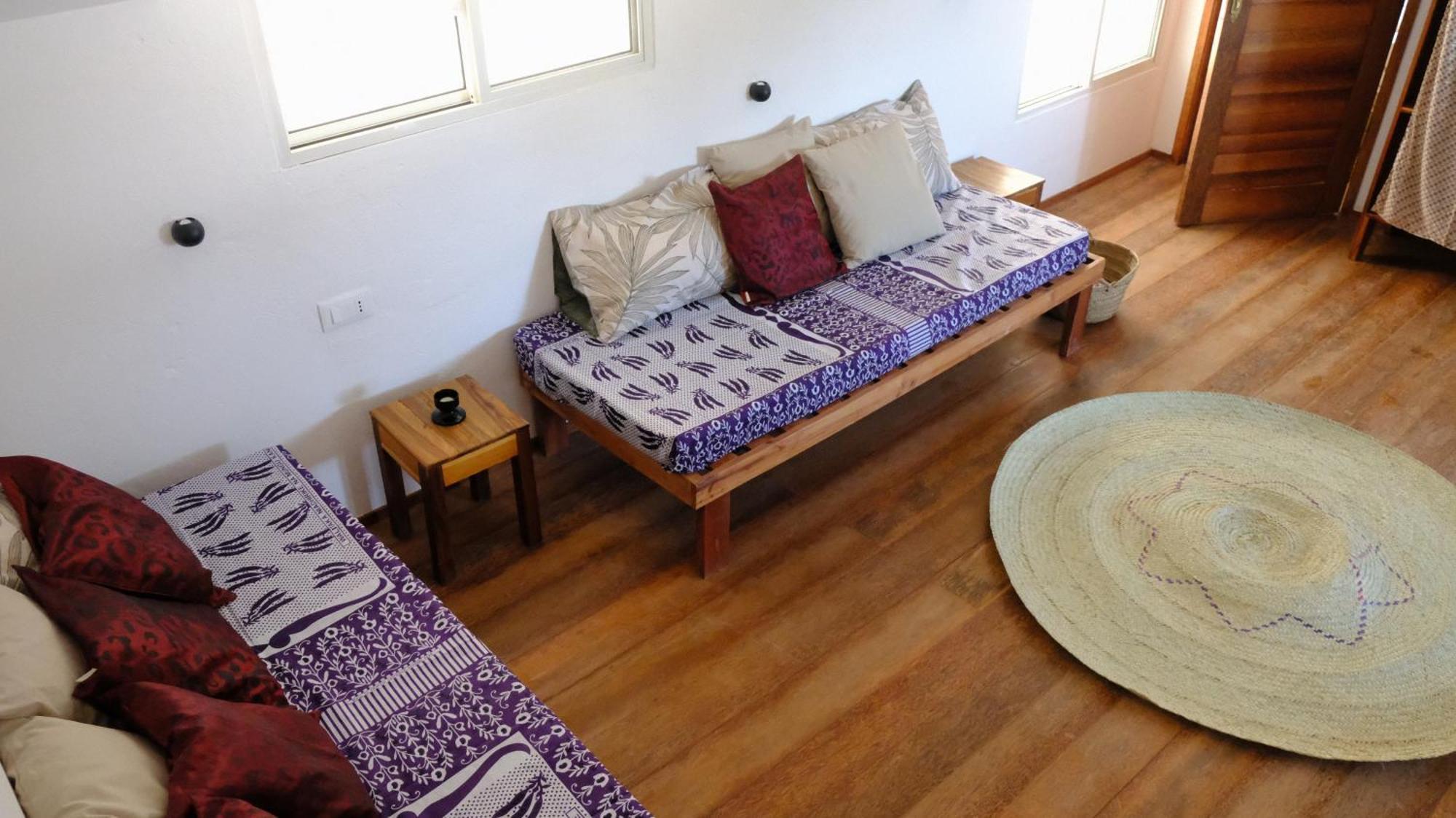 Kobe House Bed & Breakfast Джамбиани Екстериор снимка
