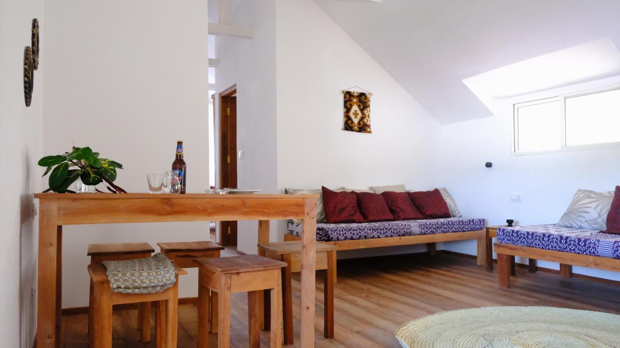 Kobe House Bed & Breakfast Джамбиани Екстериор снимка
