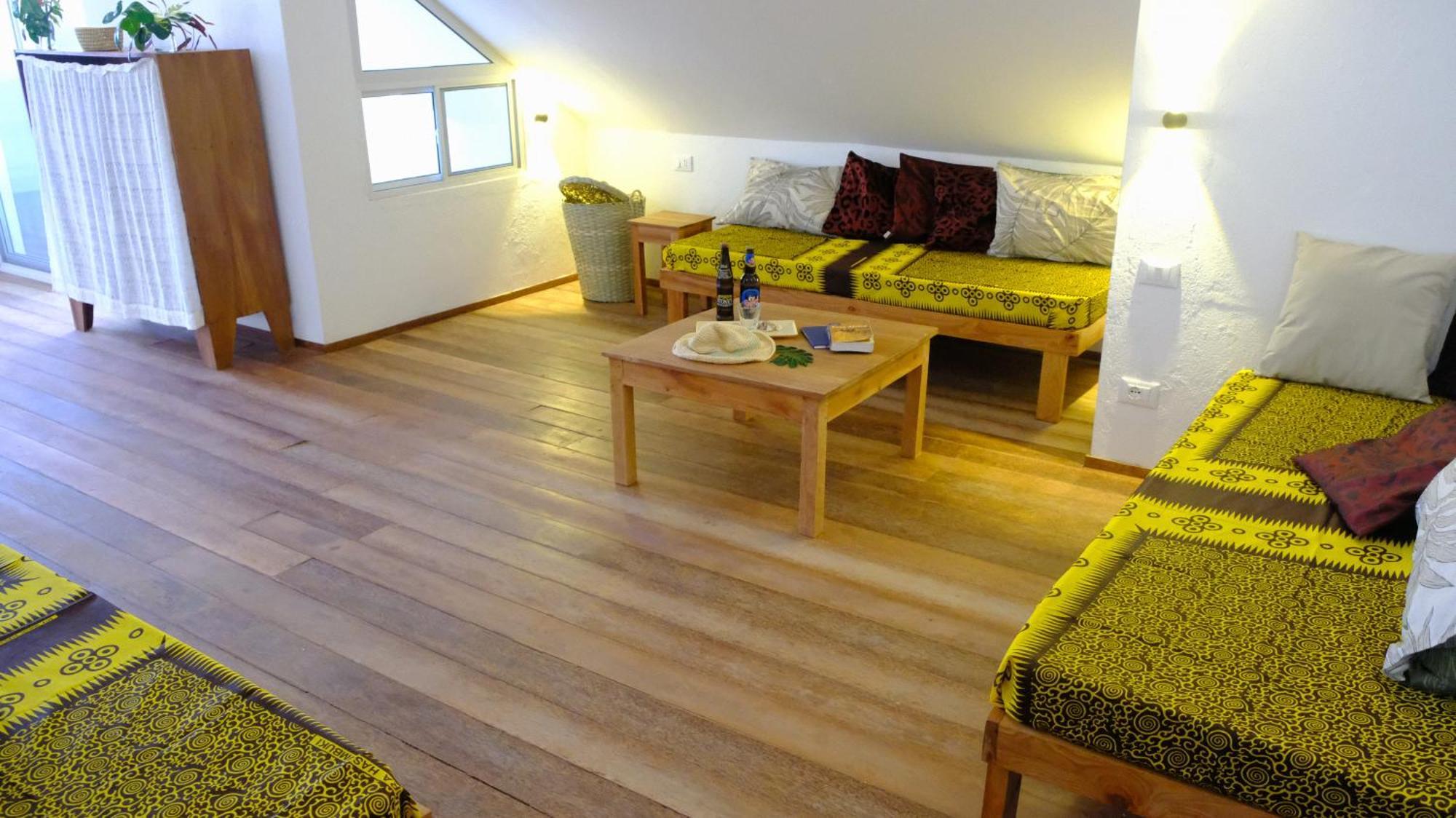 Kobe House Bed & Breakfast Джамбиани Екстериор снимка