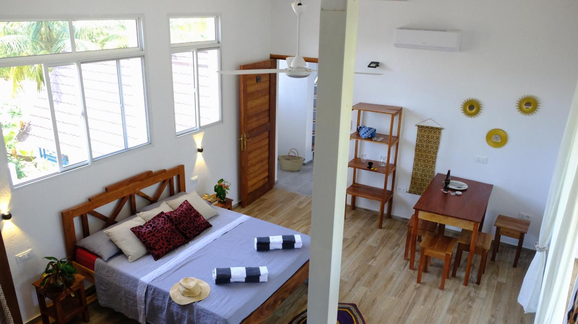 Kobe House Bed & Breakfast Джамбиани Екстериор снимка