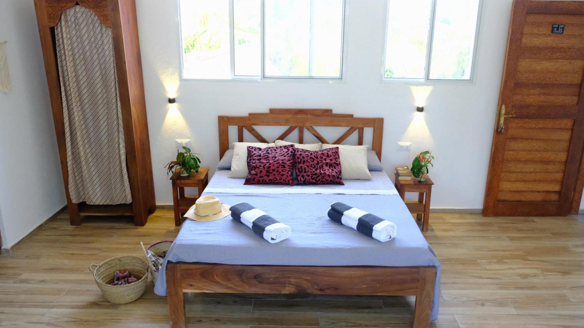 Kobe House Bed & Breakfast Джамбиани Екстериор снимка