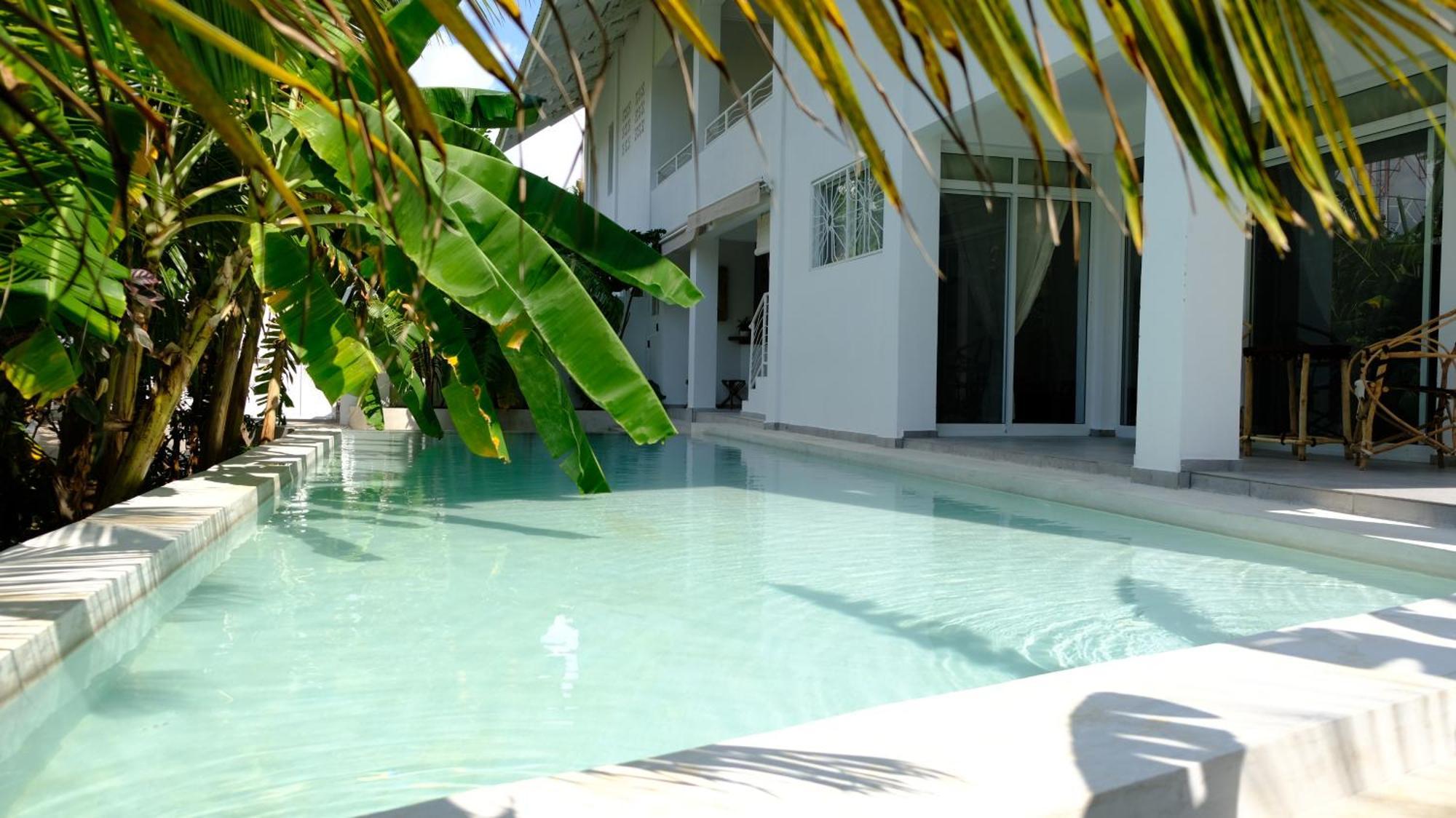 Kobe House Bed & Breakfast Джамбиани Екстериор снимка