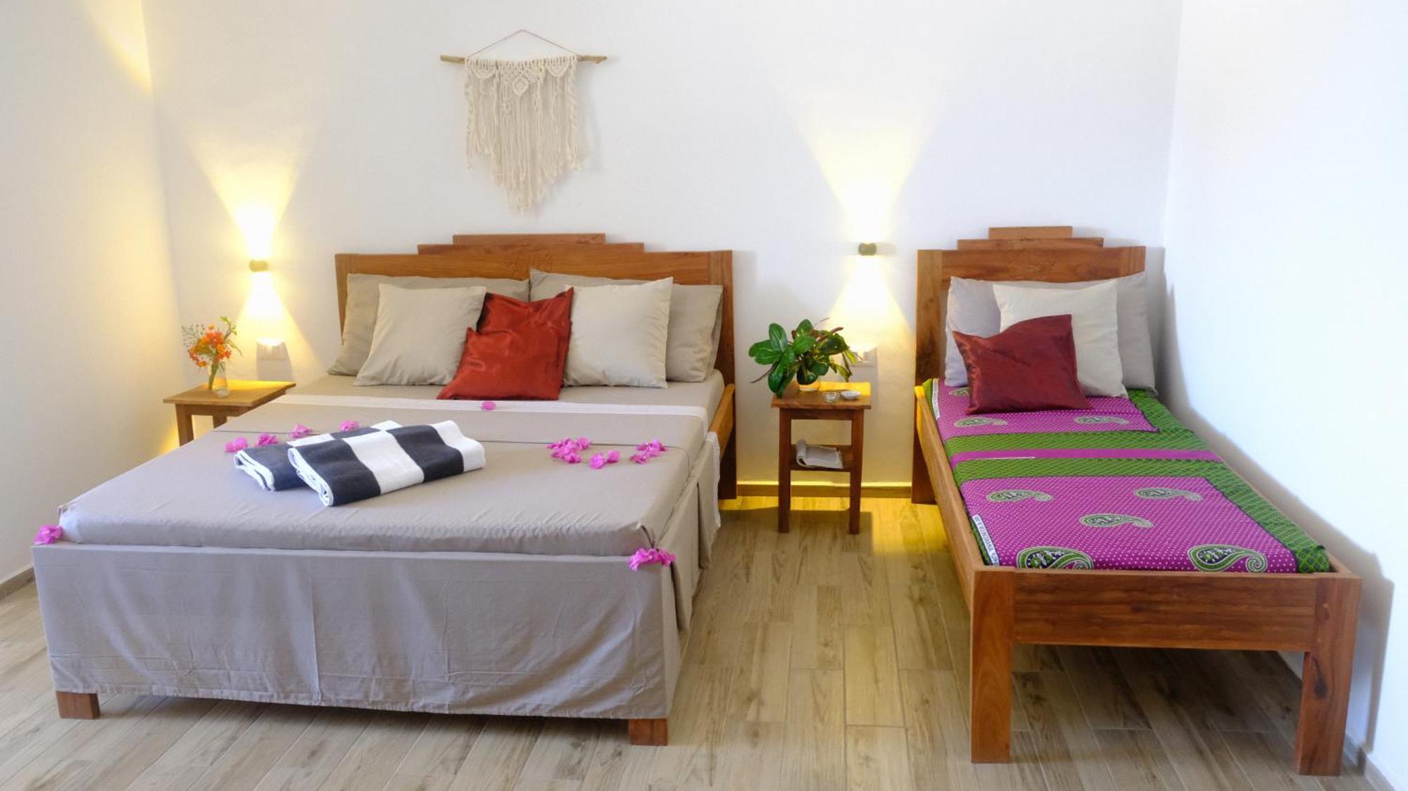 Kobe House Bed & Breakfast Джамбиани Екстериор снимка