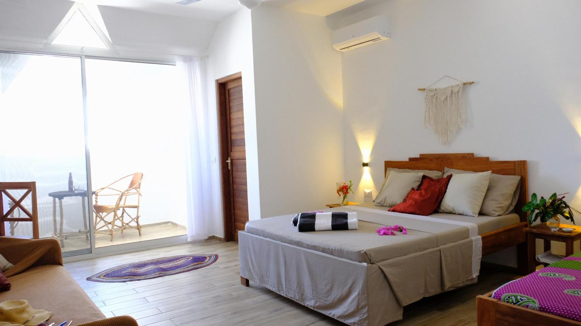 Kobe House Bed & Breakfast Джамбиани Екстериор снимка