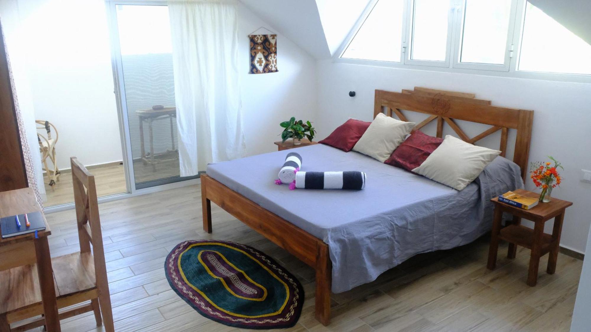 Kobe House Bed & Breakfast Джамбиани Стая снимка