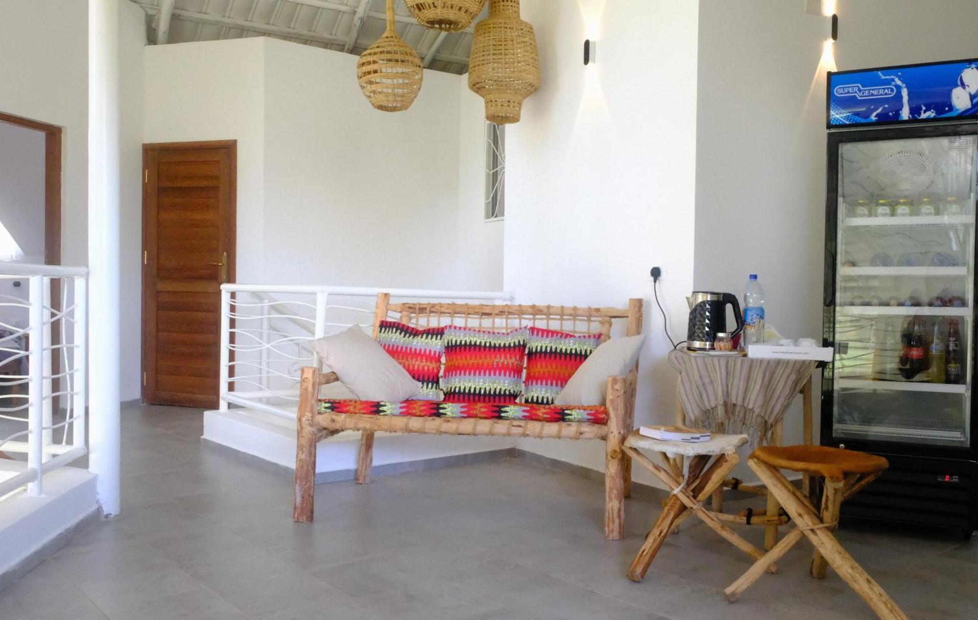 Kobe House Bed & Breakfast Джамбиани Екстериор снимка