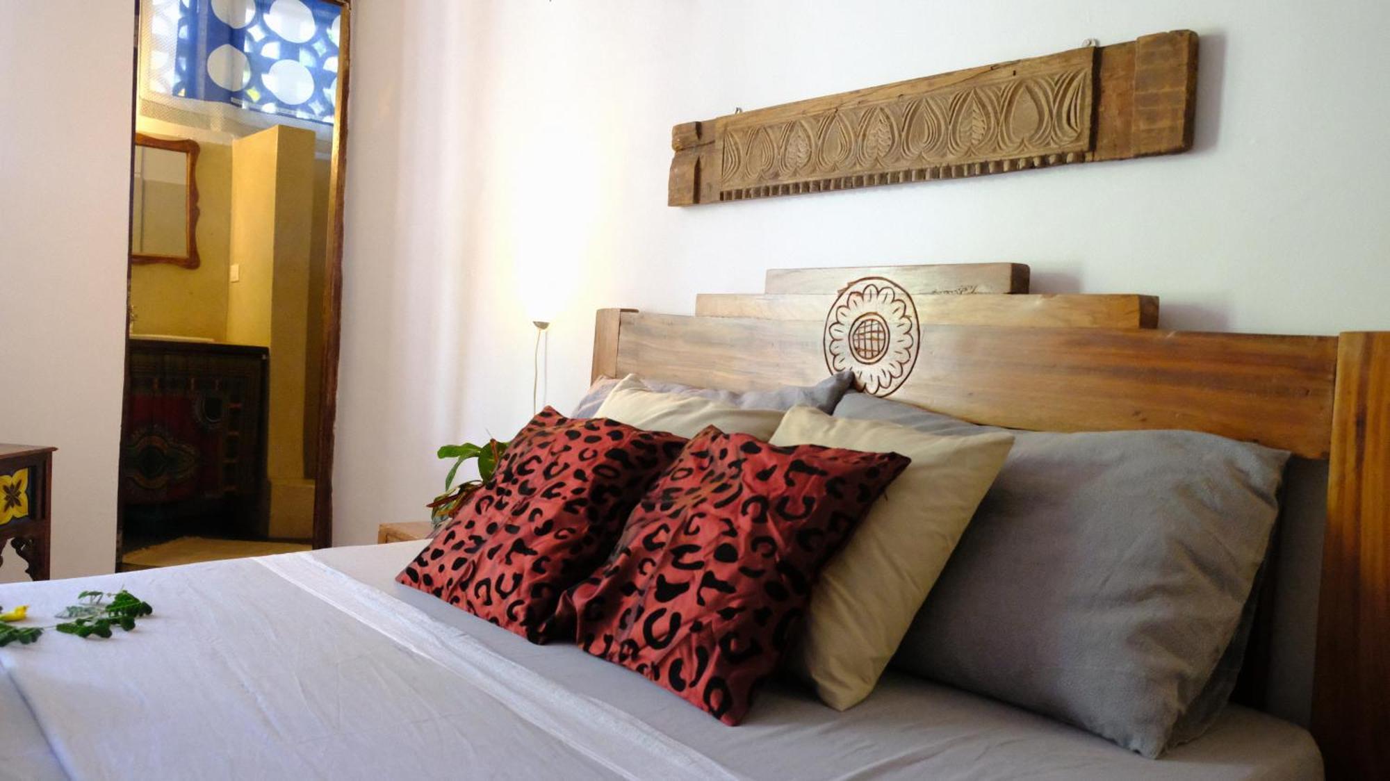 Kobe House Bed & Breakfast Джамбиани Екстериор снимка