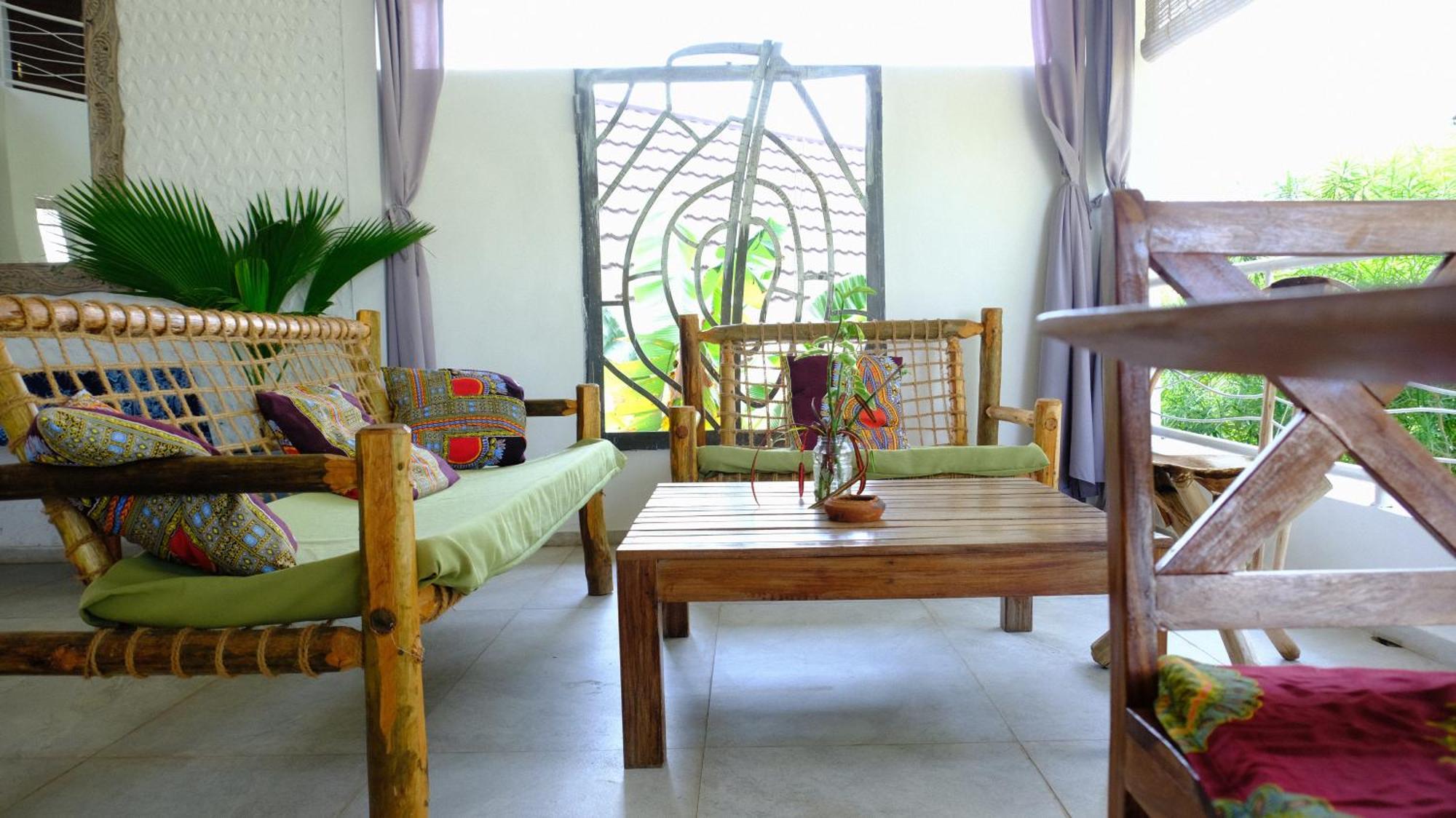 Kobe House Bed & Breakfast Джамбиани Екстериор снимка