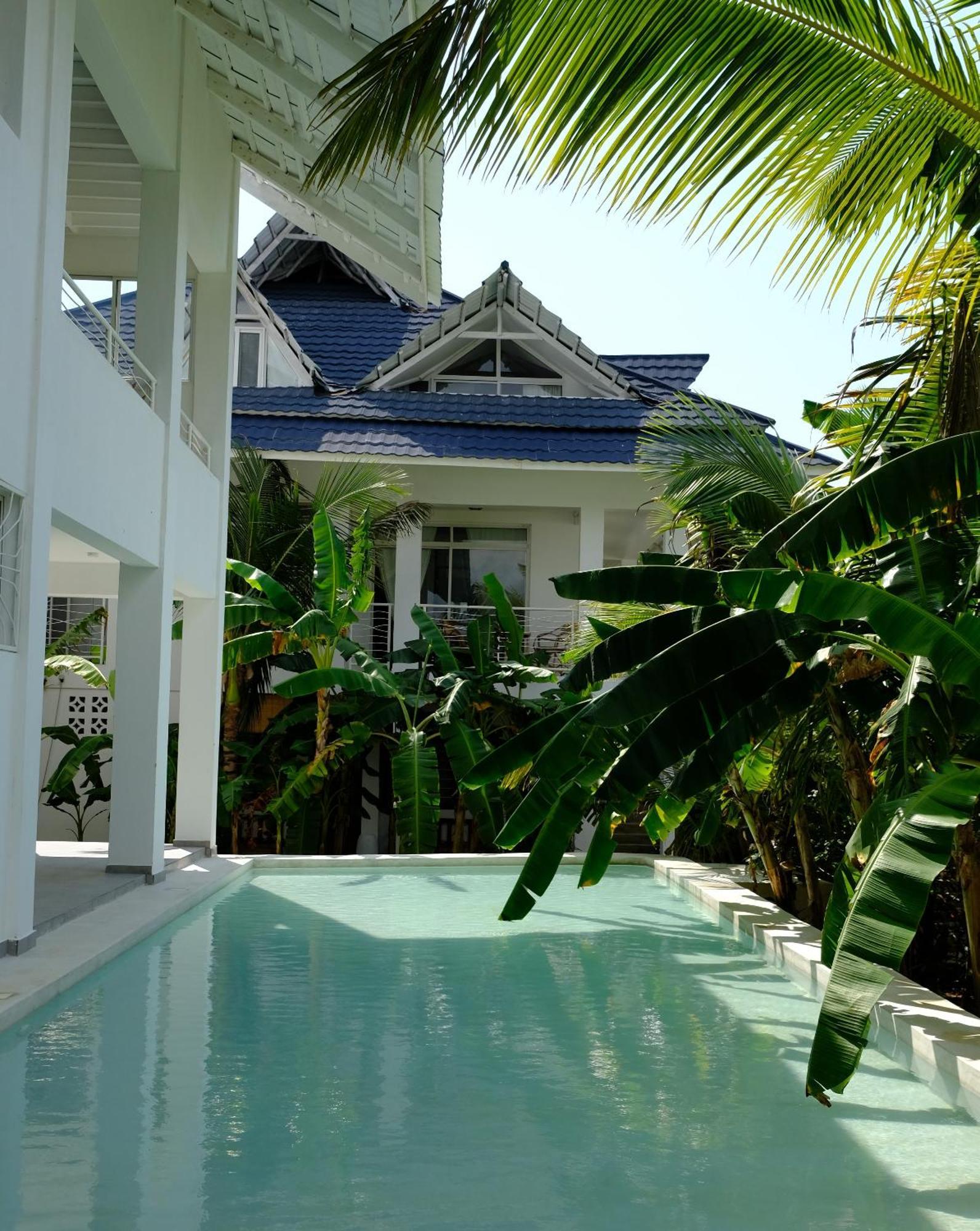 Kobe House Bed & Breakfast Джамбиани Екстериор снимка