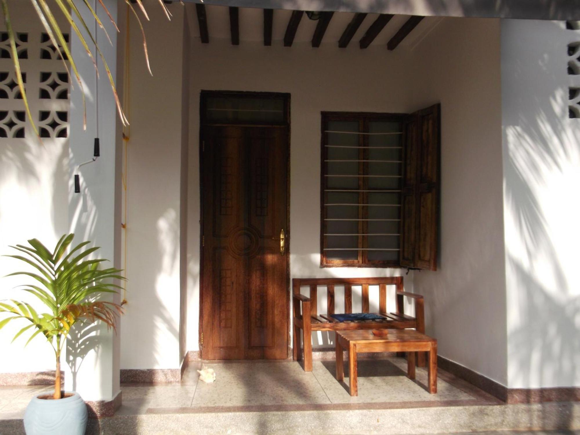 Kobe House Bed & Breakfast Джамбиани Стая снимка