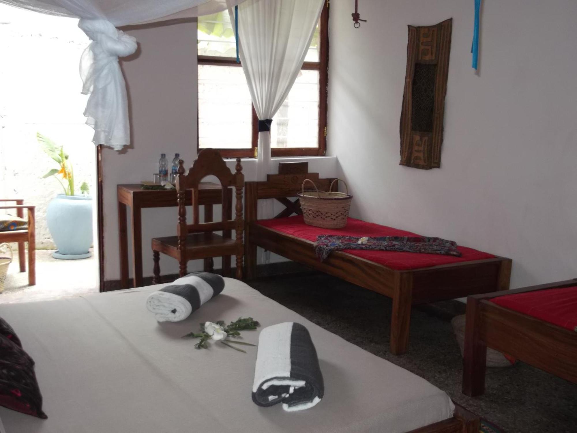 Kobe House Bed & Breakfast Джамбиани Стая снимка
