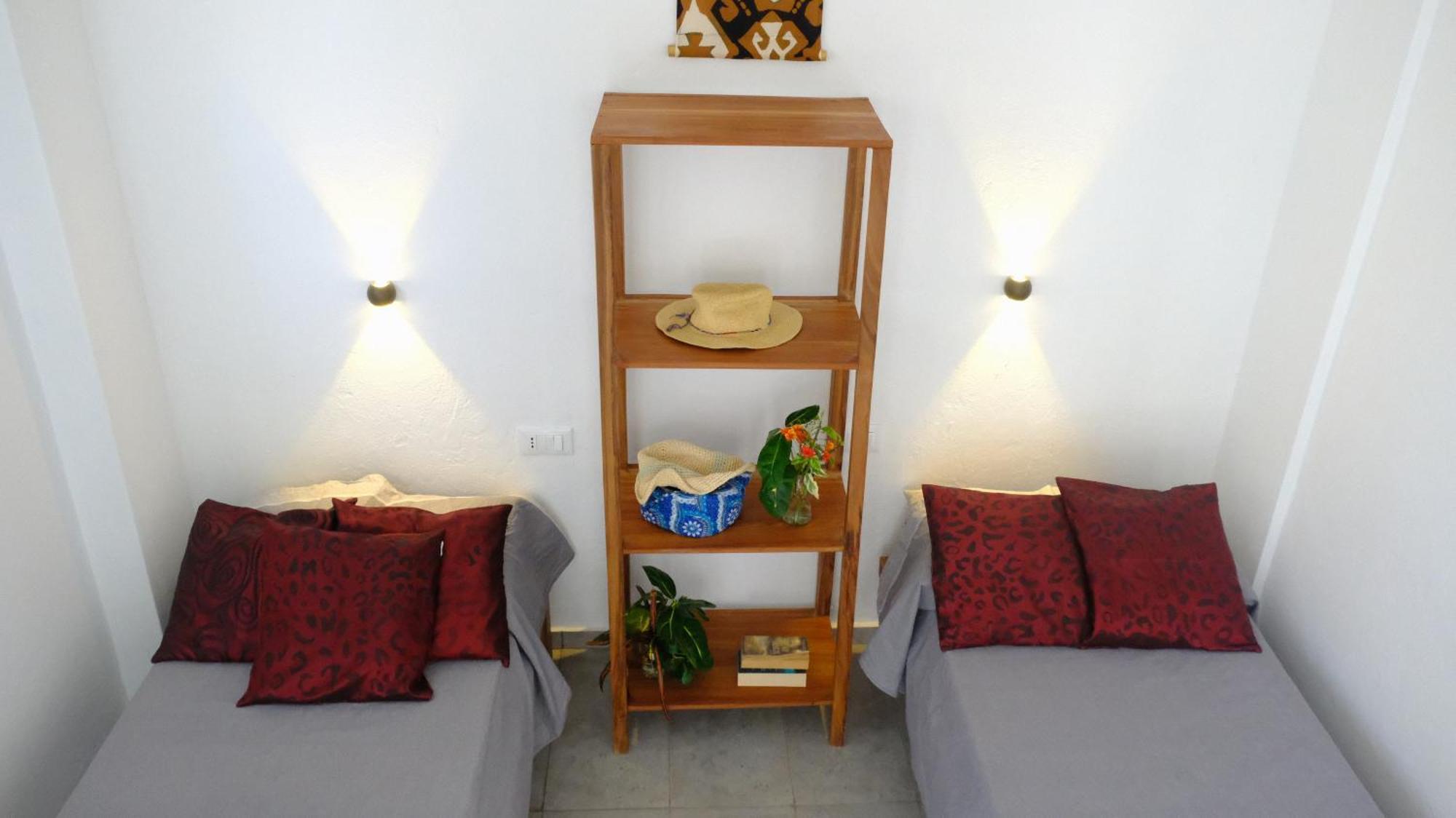 Kobe House Bed & Breakfast Джамбиани Стая снимка