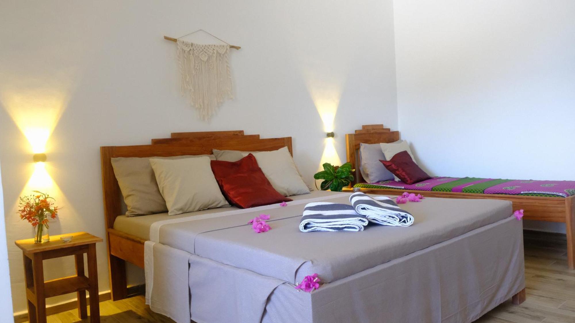Kobe House Bed & Breakfast Джамбиани Стая снимка