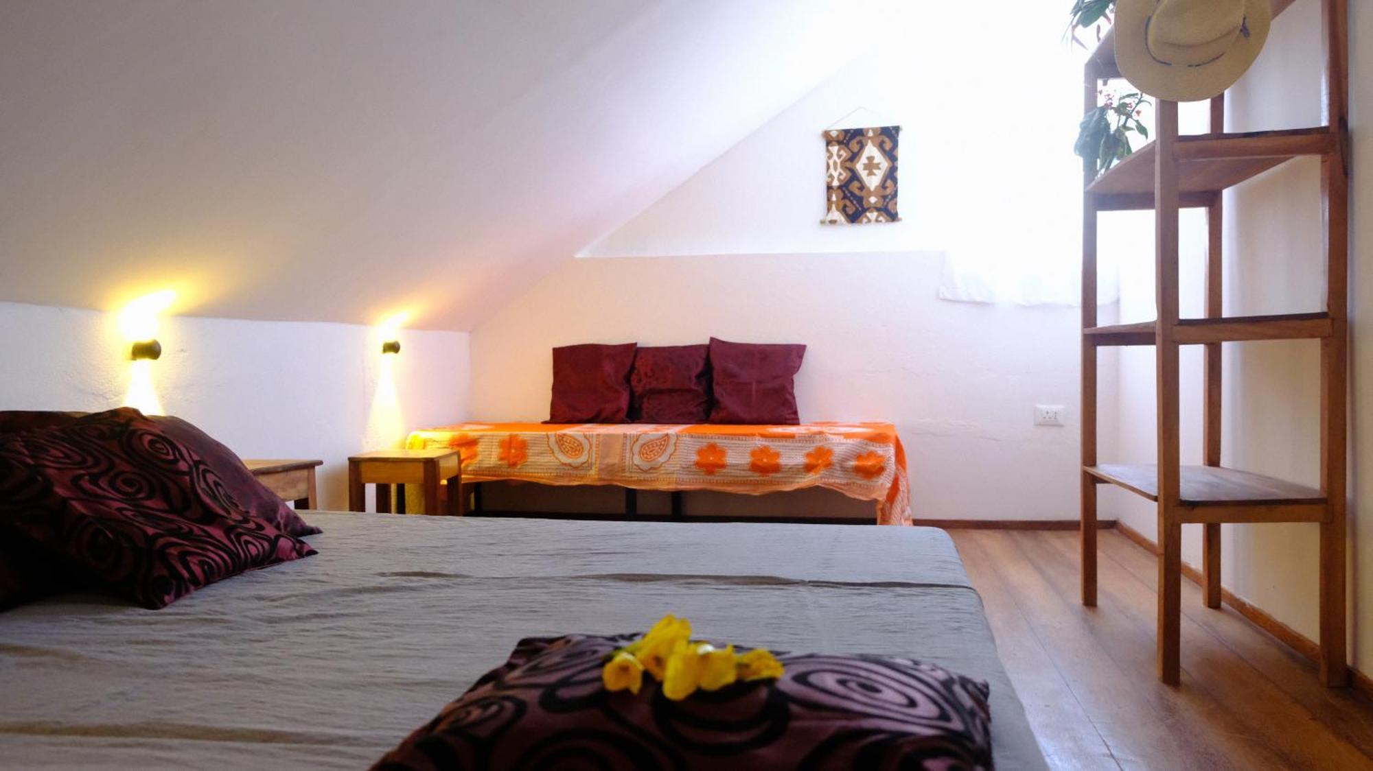 Kobe House Bed & Breakfast Джамбиани Стая снимка
