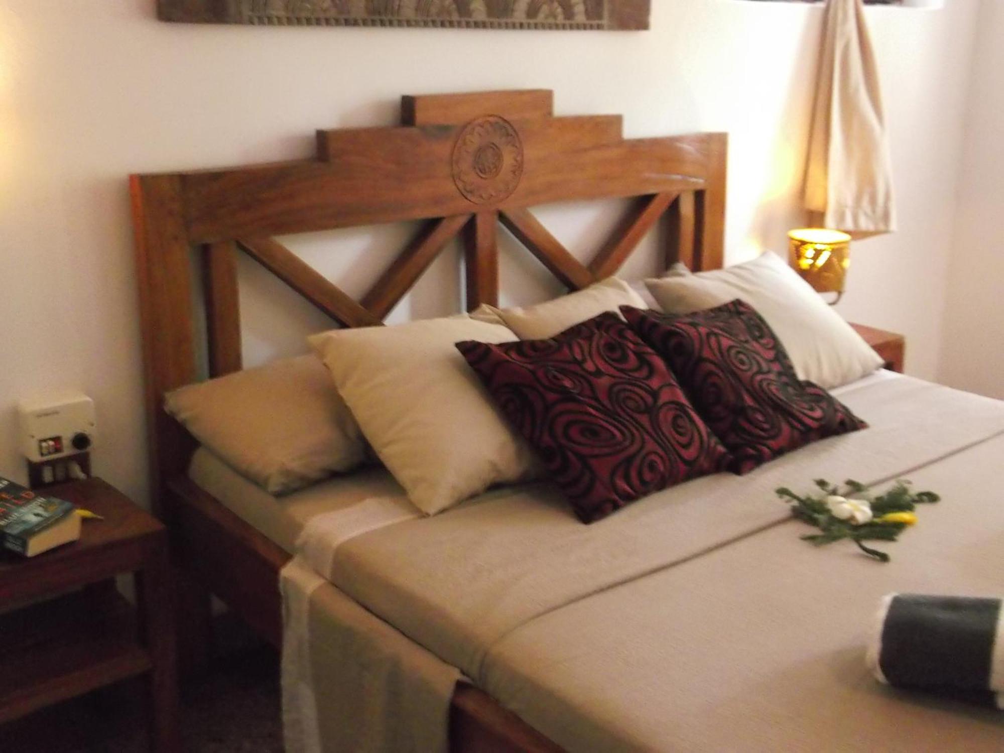 Kobe House Bed & Breakfast Джамбиани Стая снимка