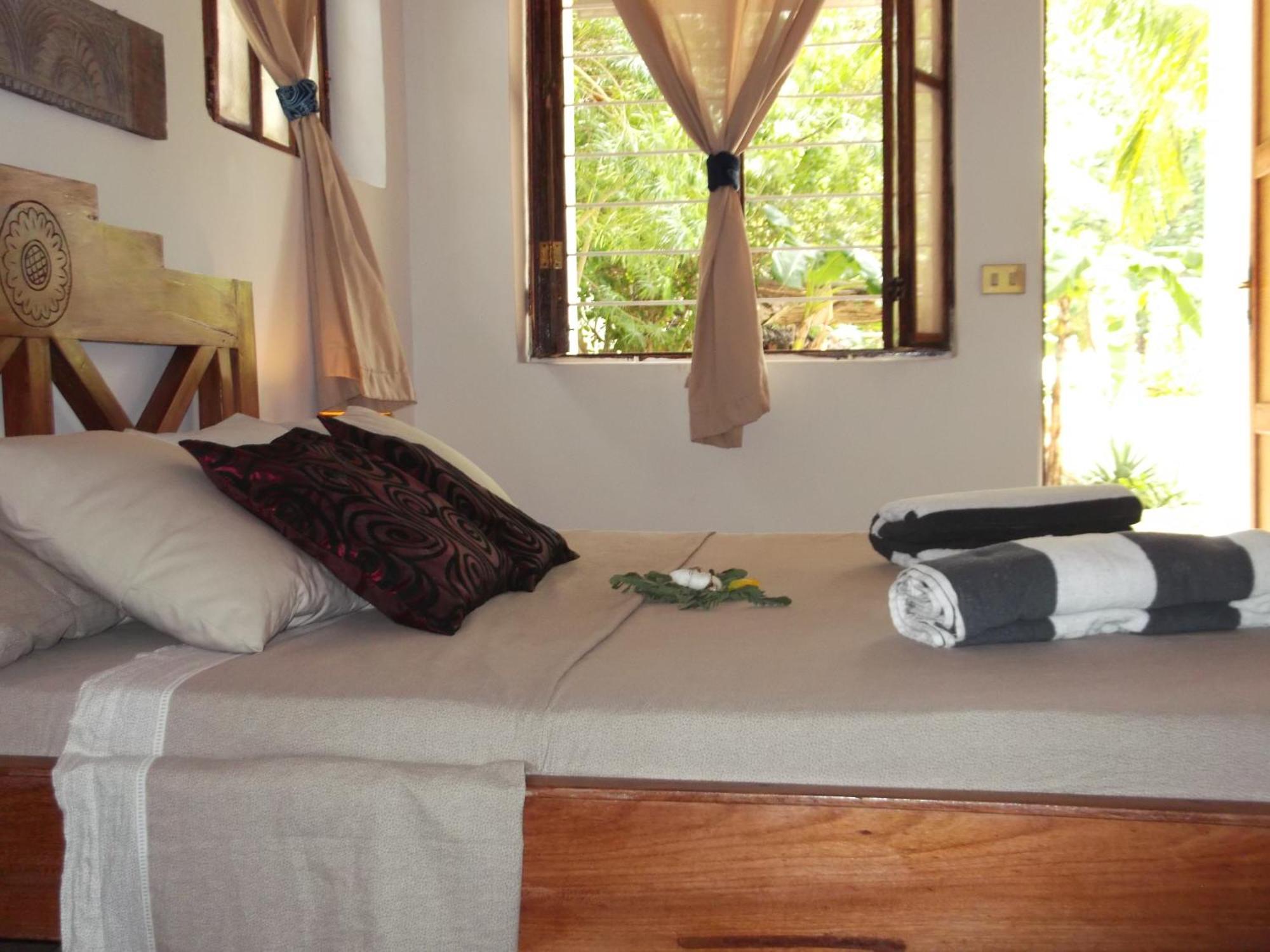 Kobe House Bed & Breakfast Джамбиани Стая снимка
