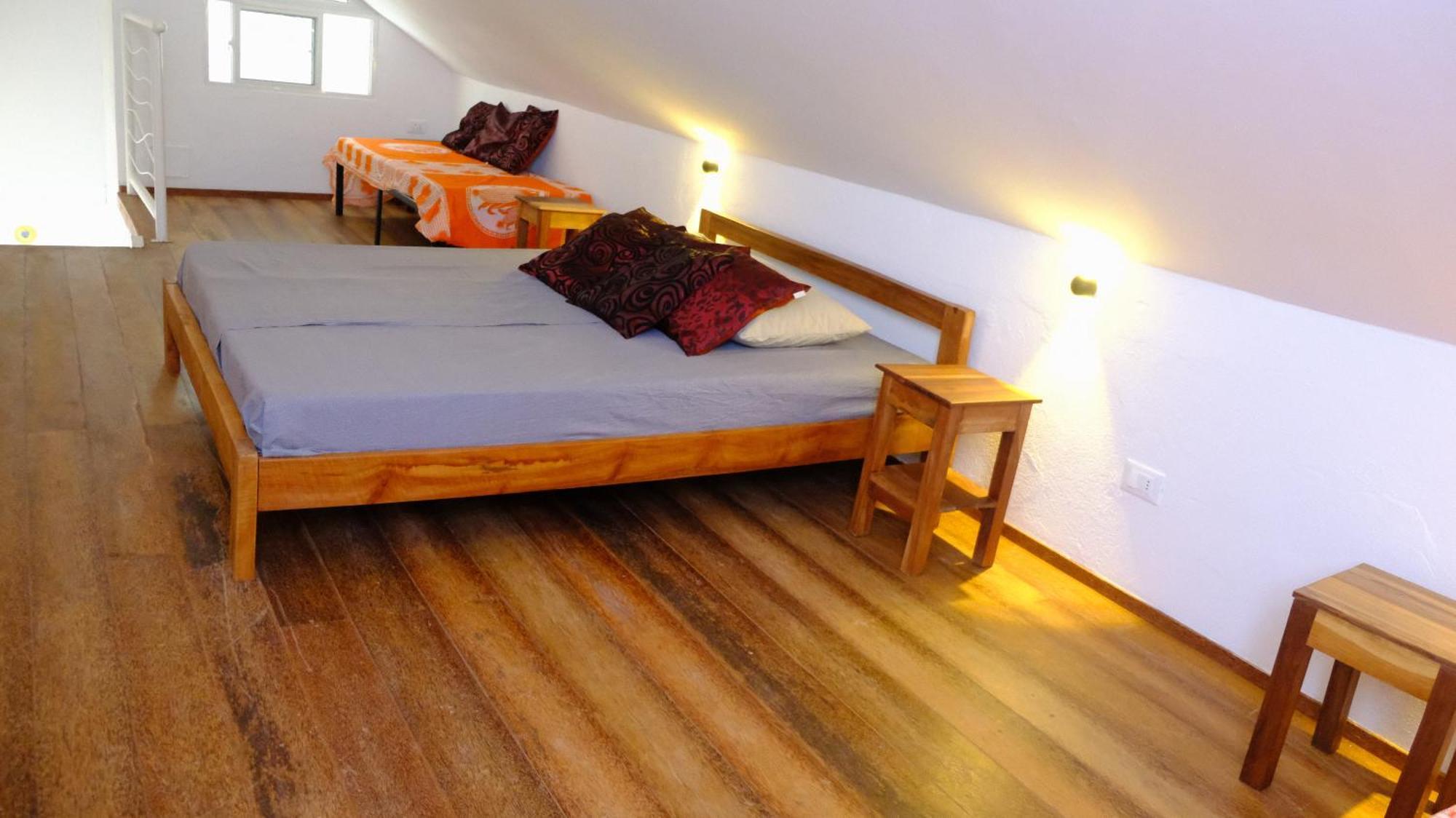 Kobe House Bed & Breakfast Джамбиани Стая снимка