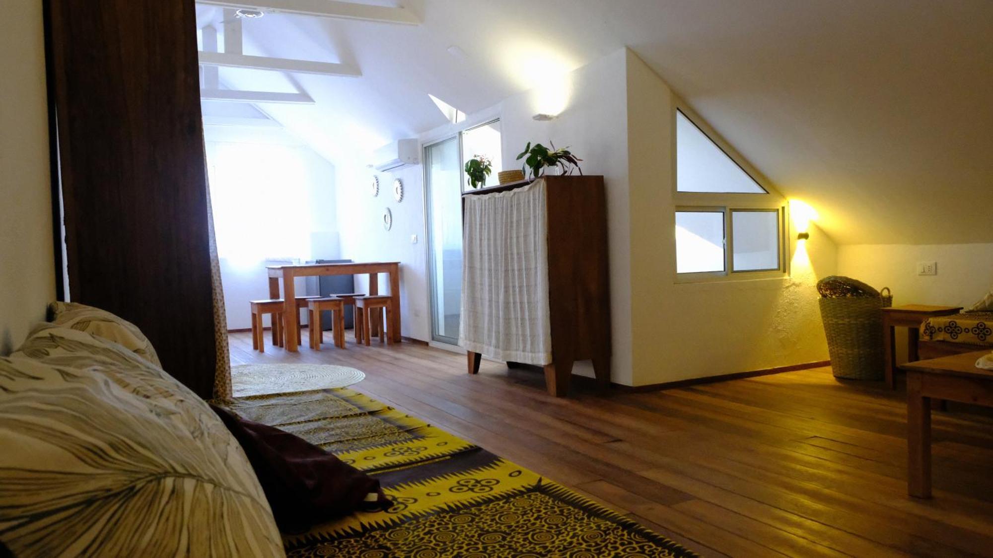 Kobe House Bed & Breakfast Джамбиани Стая снимка