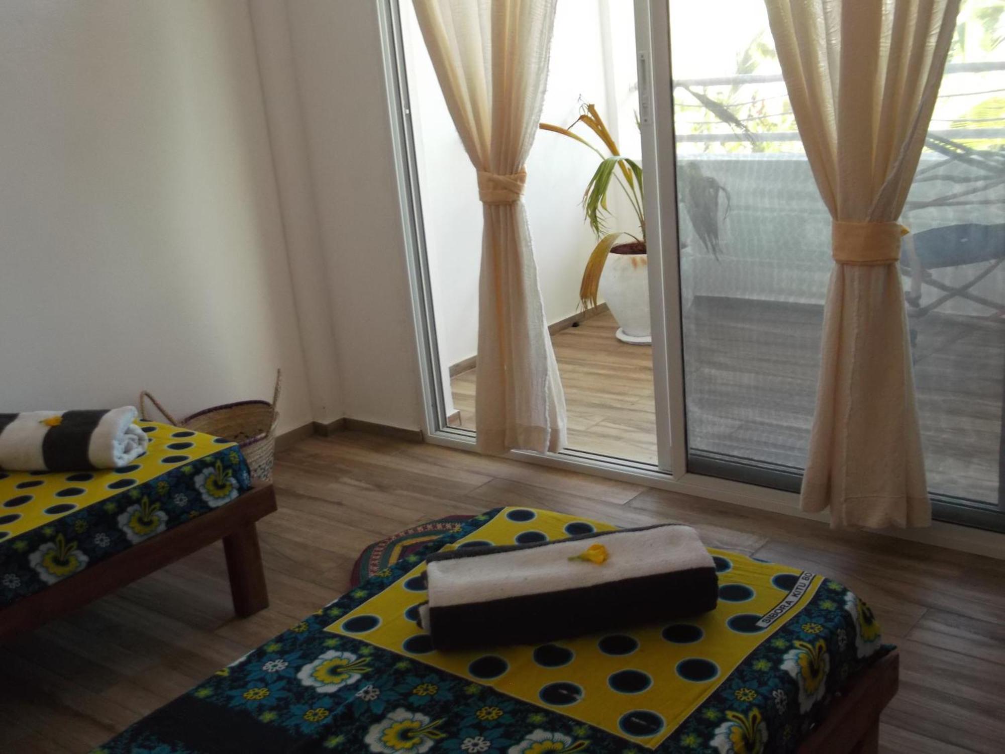 Kobe House Bed & Breakfast Джамбиани Стая снимка