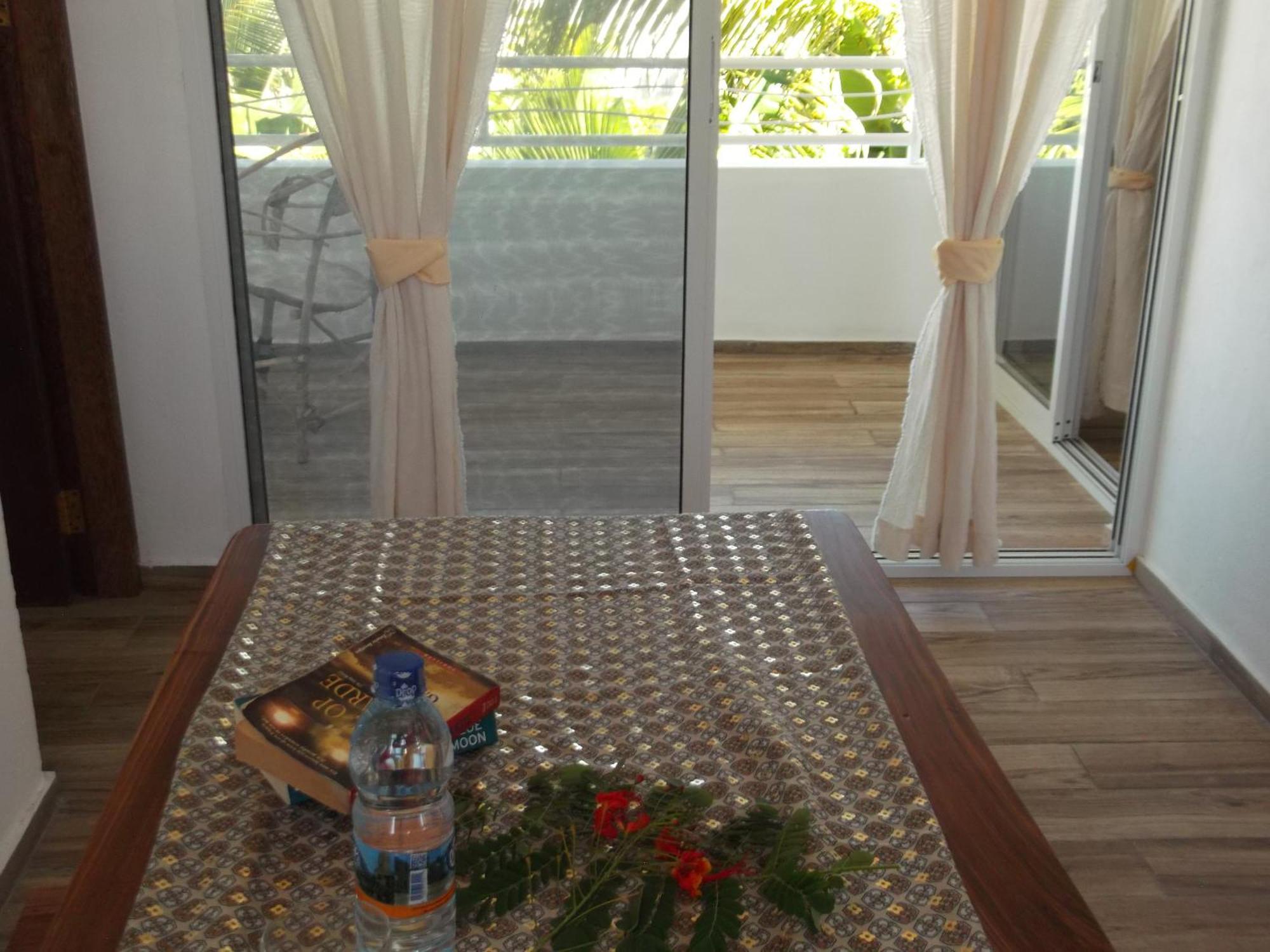Kobe House Bed & Breakfast Джамбиани Стая снимка