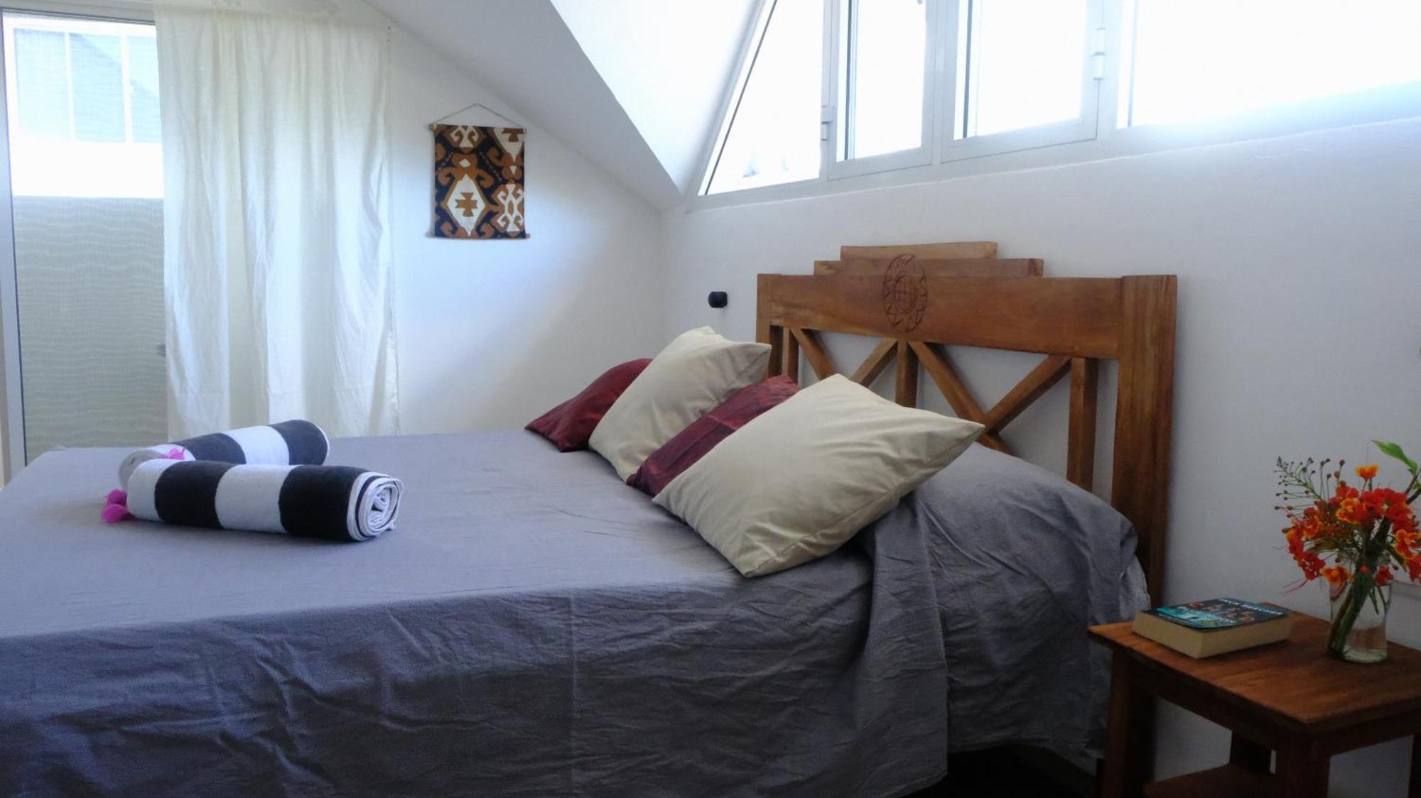 Kobe House Bed & Breakfast Джамбиани Стая снимка