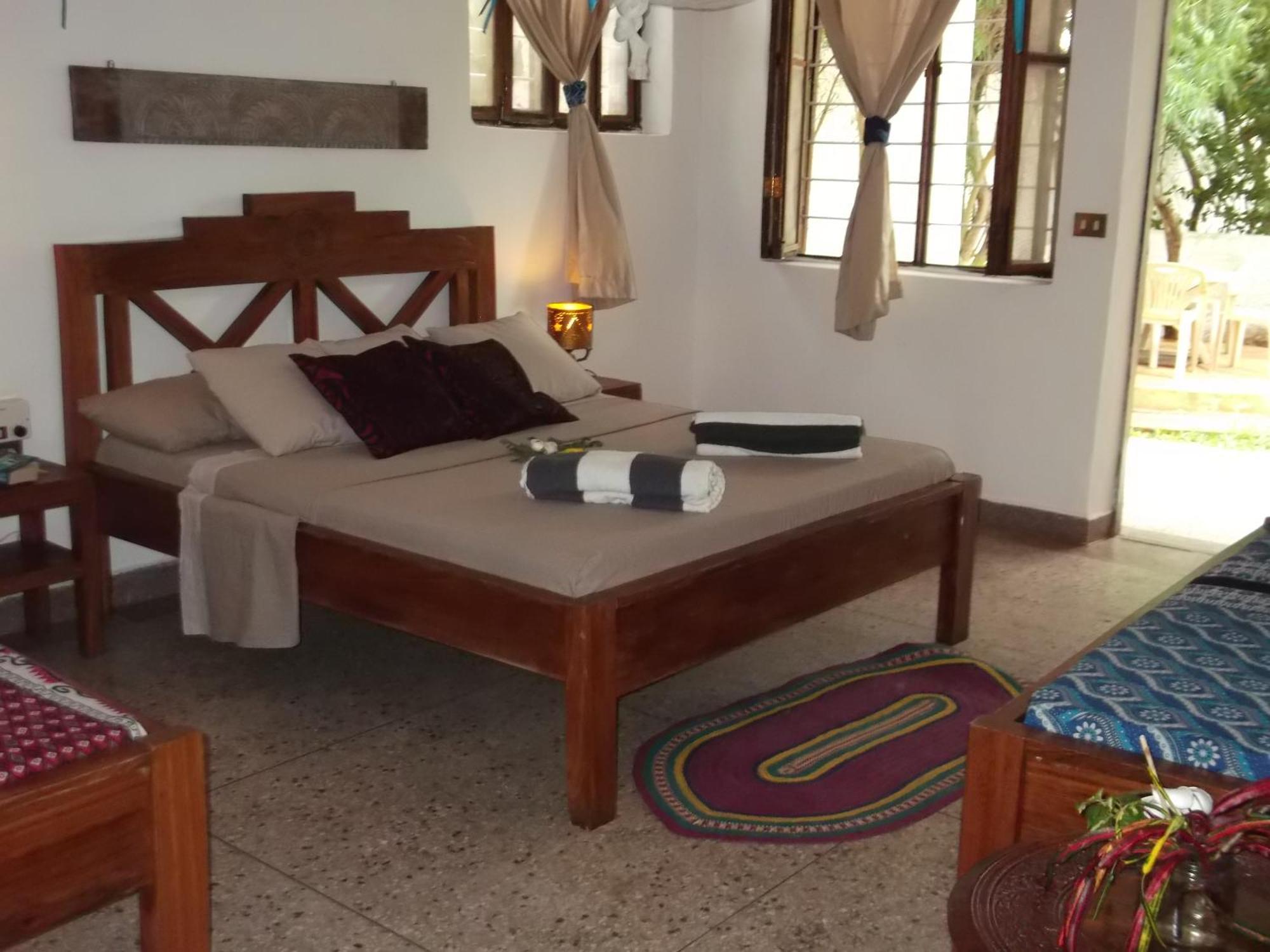 Kobe House Bed & Breakfast Джамбиани Стая снимка
