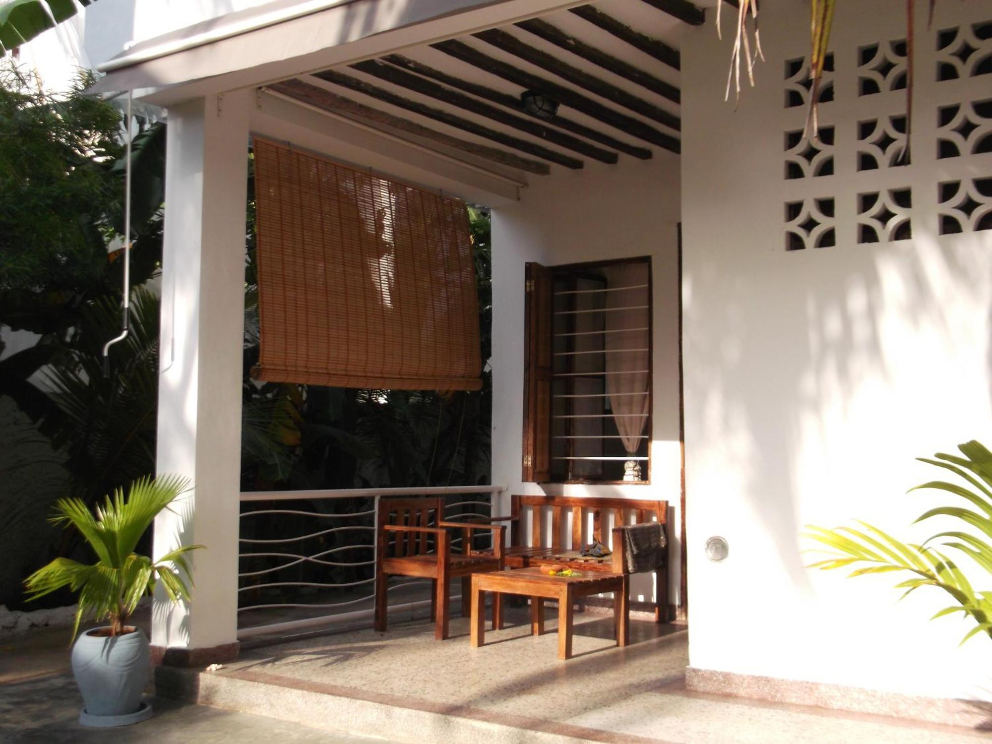 Kobe House Bed & Breakfast Джамбиани Стая снимка