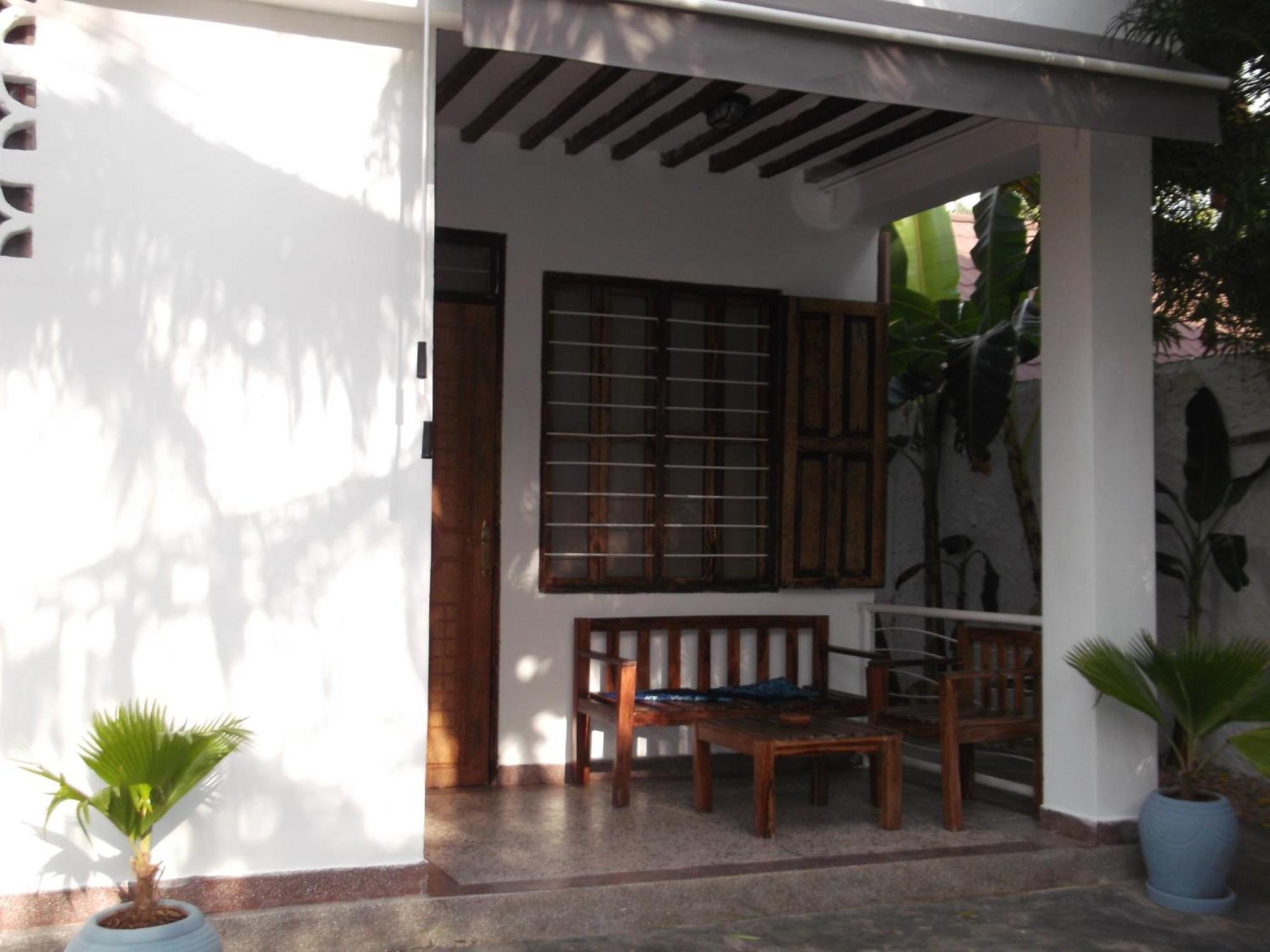 Kobe House Bed & Breakfast Джамбиани Стая снимка