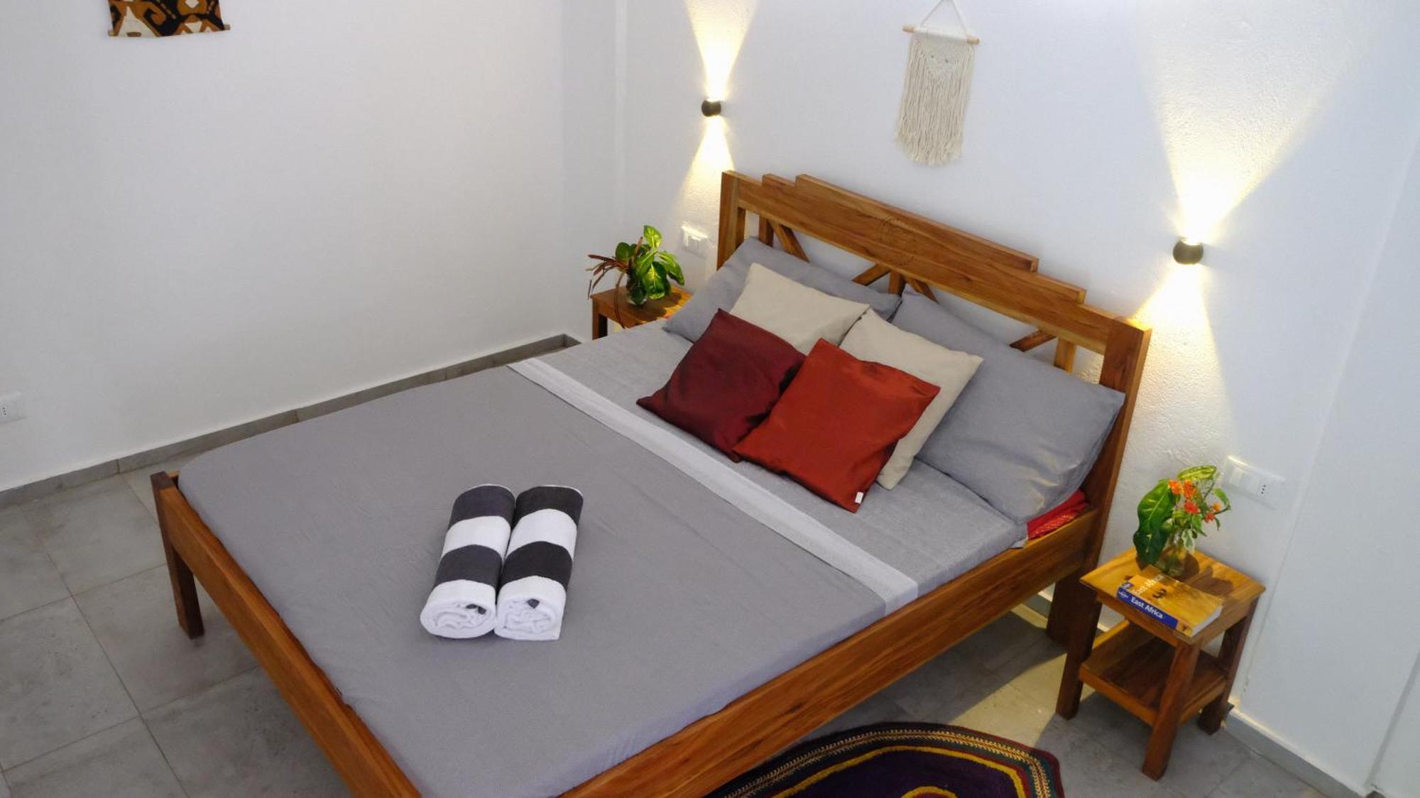 Kobe House Bed & Breakfast Джамбиани Стая снимка