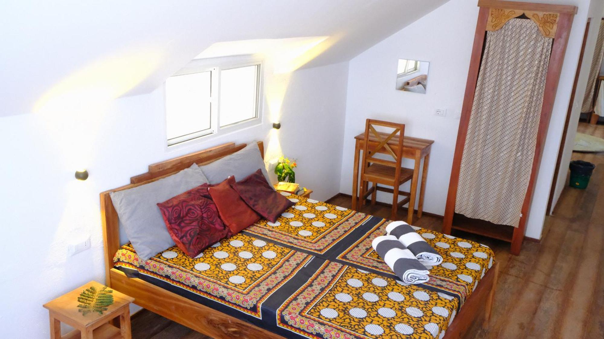Kobe House Bed & Breakfast Джамбиани Стая снимка