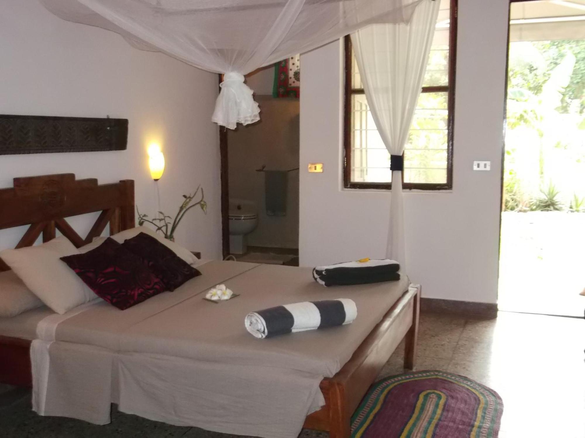 Kobe House Bed & Breakfast Джамбиани Стая снимка