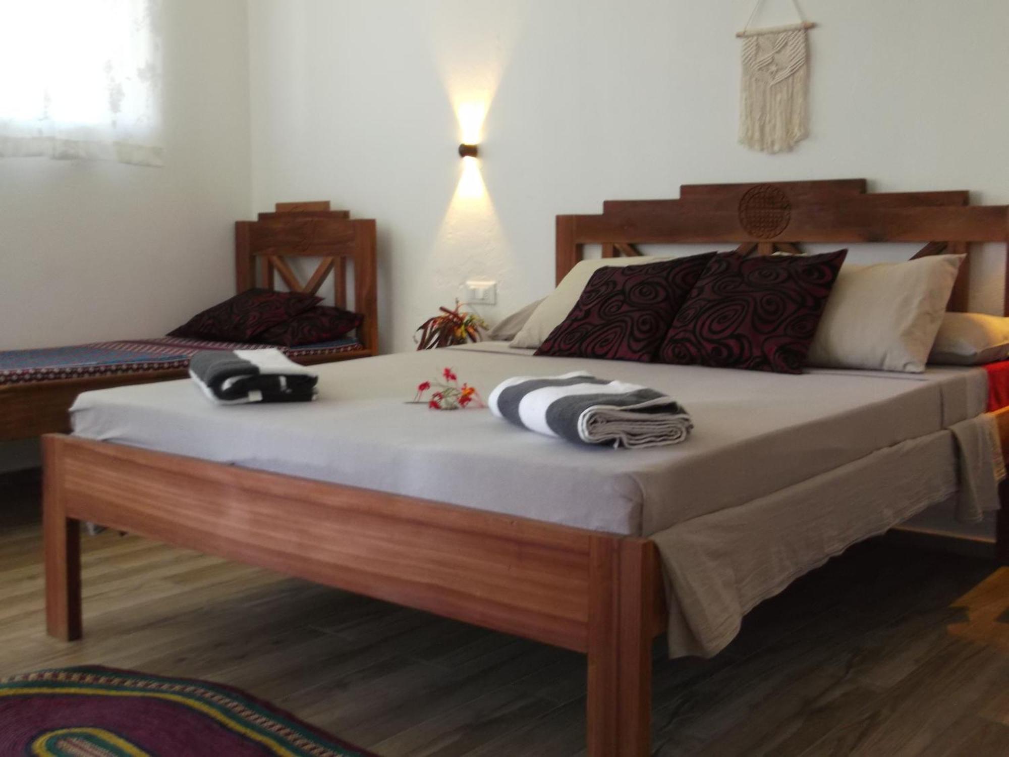 Kobe House Bed & Breakfast Джамбиани Стая снимка