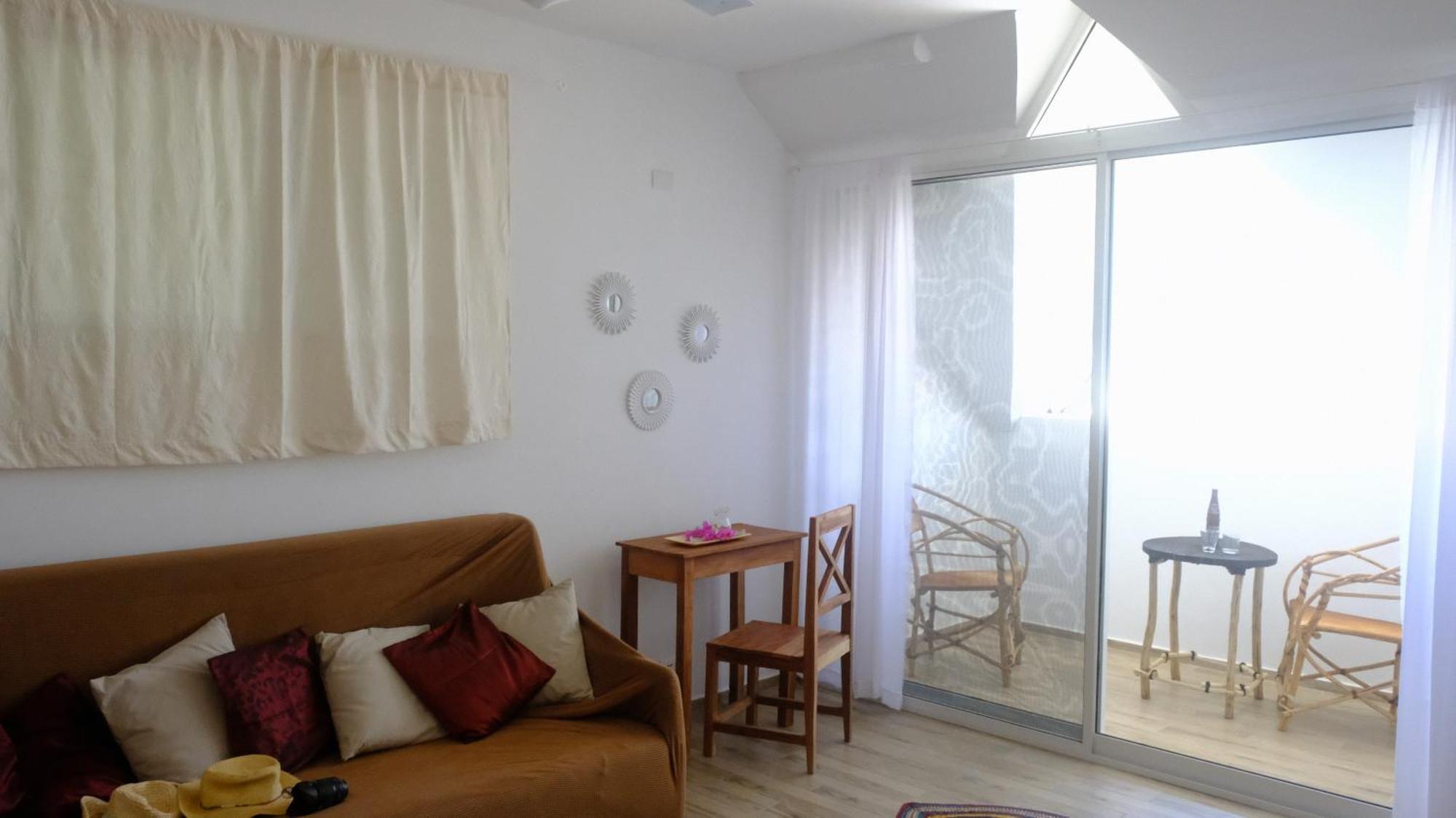 Kobe House Bed & Breakfast Джамбиани Стая снимка