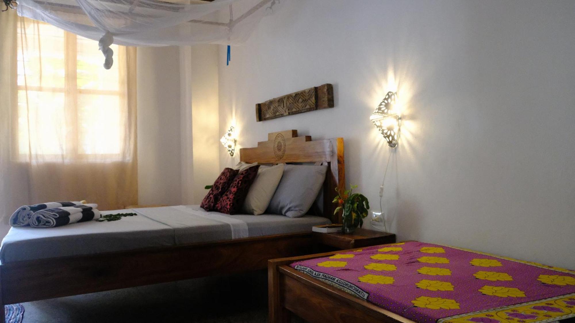Kobe House Bed & Breakfast Джамбиани Стая снимка
