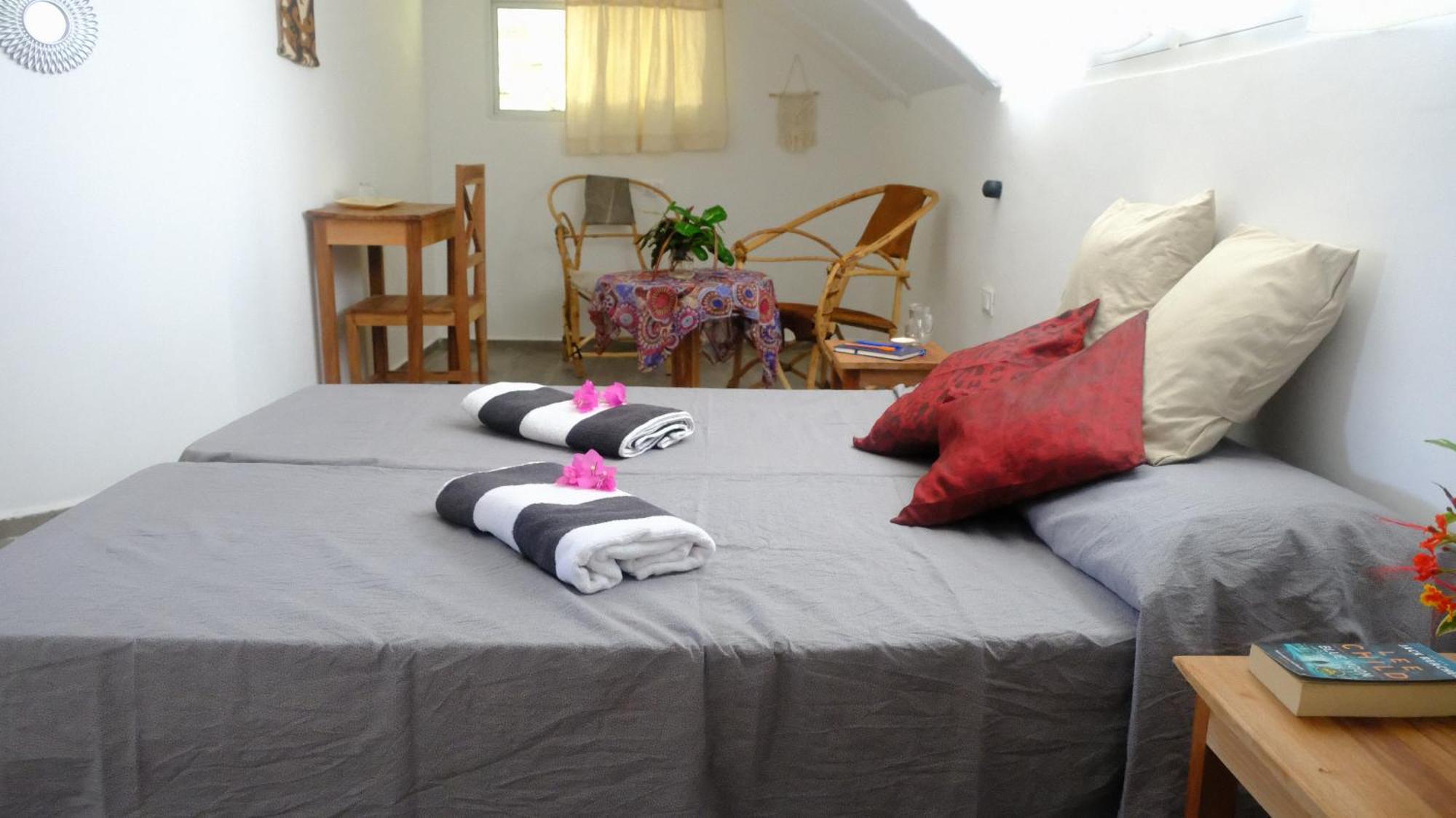 Kobe House Bed & Breakfast Джамбиани Стая снимка